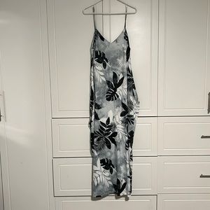Lightly worn cotton maxi dress w/ spaghetti straps and exaggerated hips. Size XL